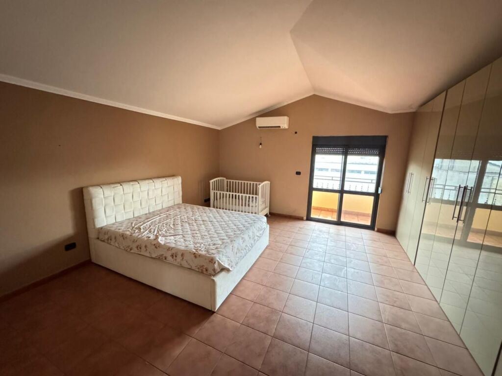 Appartamento a Shkozet con cortile e veranda