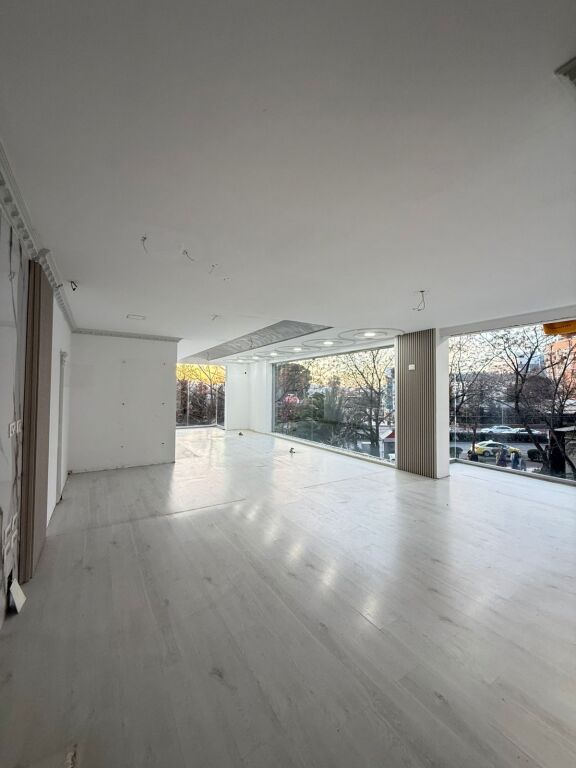 Për Shitje: Ambient Komercial / Showroom Lokacion: Muhamet Gjollesha