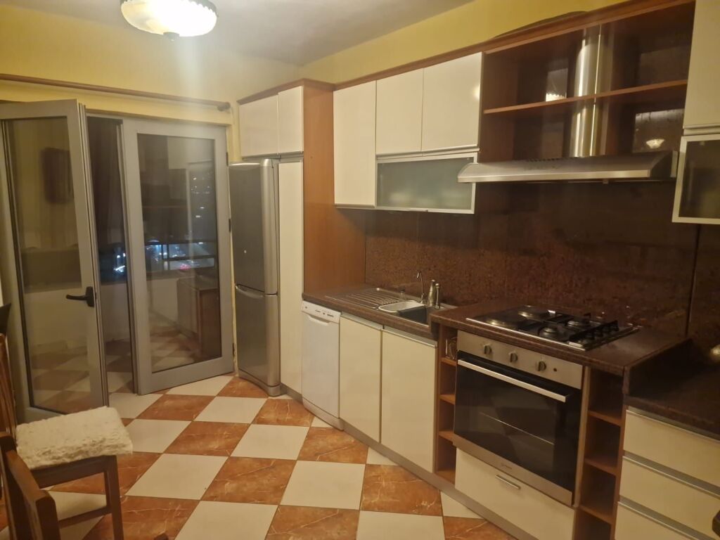Eskluzive,Shitet apartament 2+1+2 tualete te Liqeni i Tiranes