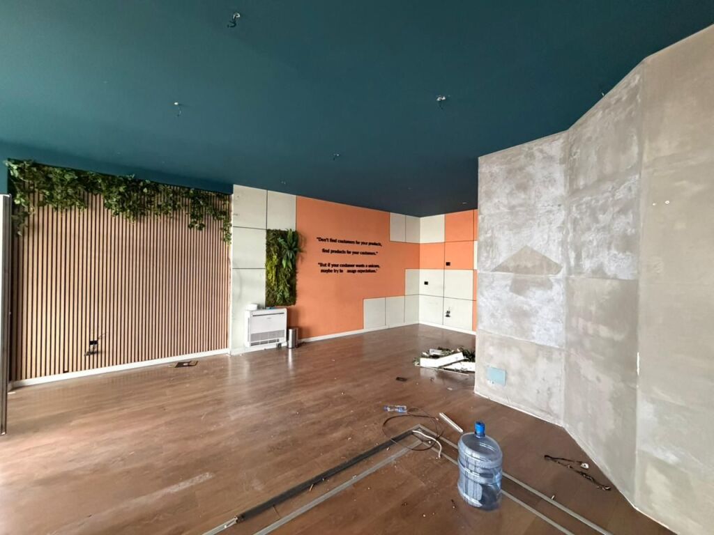 Ambient zyrash per qira tek Kika 2 tek Komuna e Parisit.