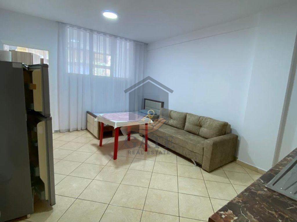 Jepet me qira apartament 1+1 – Rreshti i dytë me detin, Golem