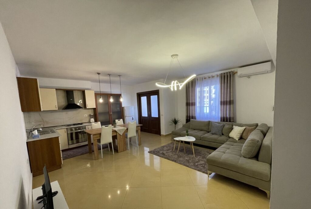 Jepet me qera Apartamenti 2+1, rruga Bardhok Biba prane Qendres ( sheshi Skenderbej) 750 mije leke