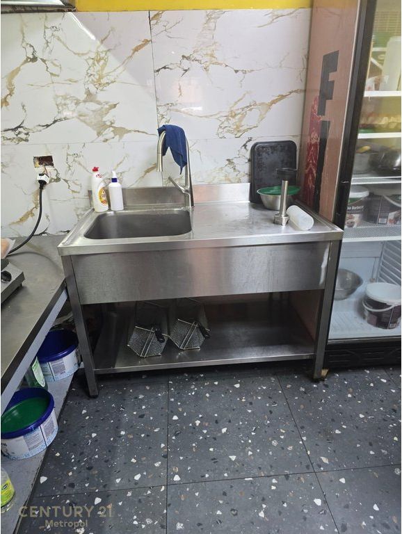 Vendita Attività Fast Food sulla Strada Principale, Vicino al Merlo 19.000 €