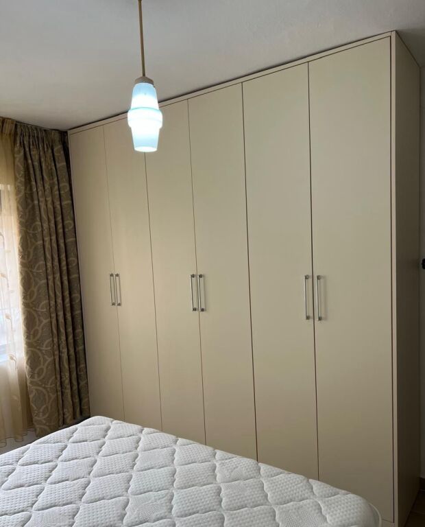 Jepet me qera Apartamenti 1+1 , Oxhaku prane Shkolles se Bashkuar 400 mije leke