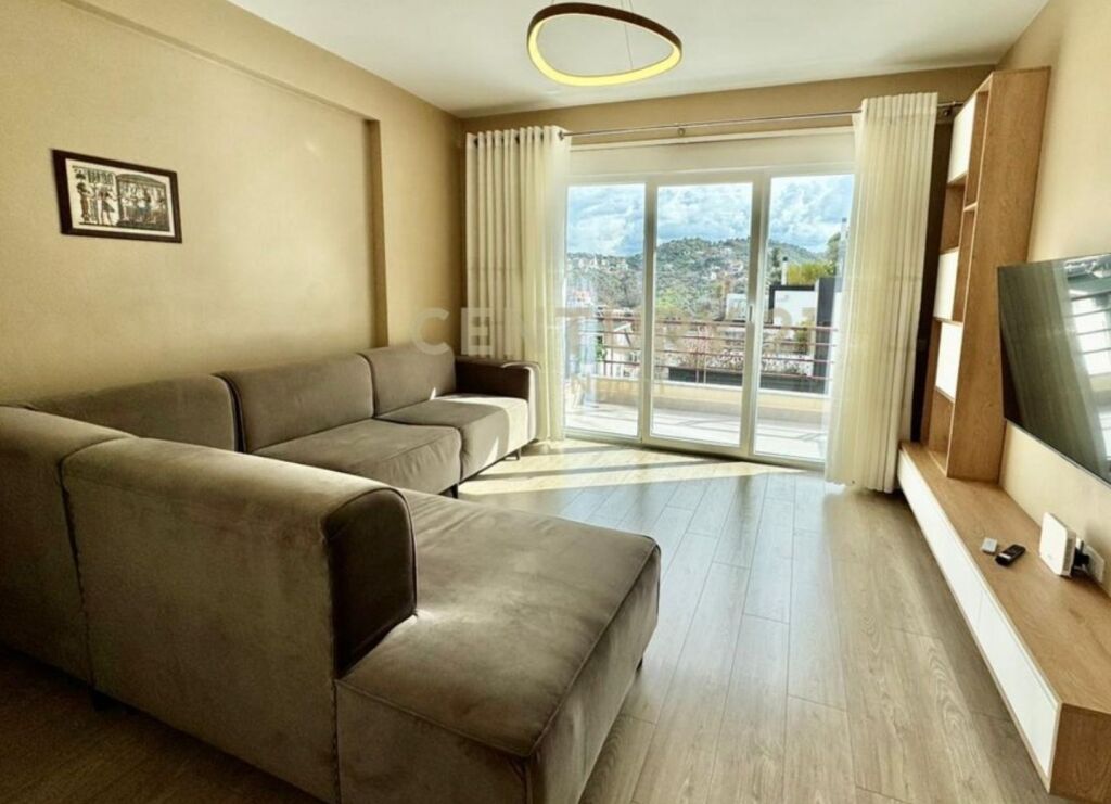 Shitet apartament modern 2+1+2