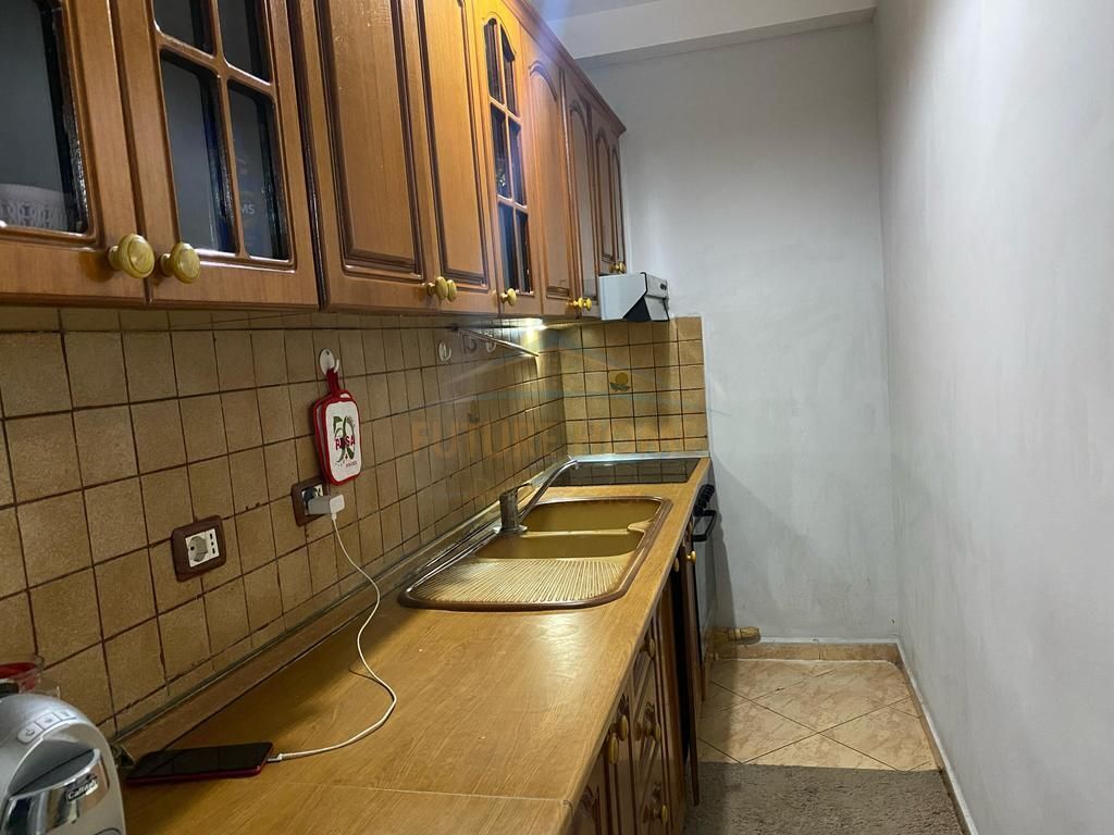 Shitet, Apartament 2+1, Kombinat, Tiranë.