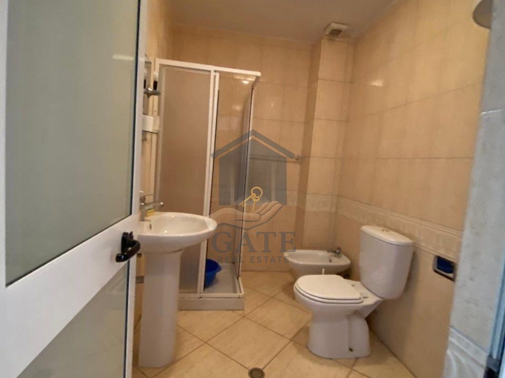 Jepet me qira apartament 1+1 – Rreshti i dytë me detin, Golem