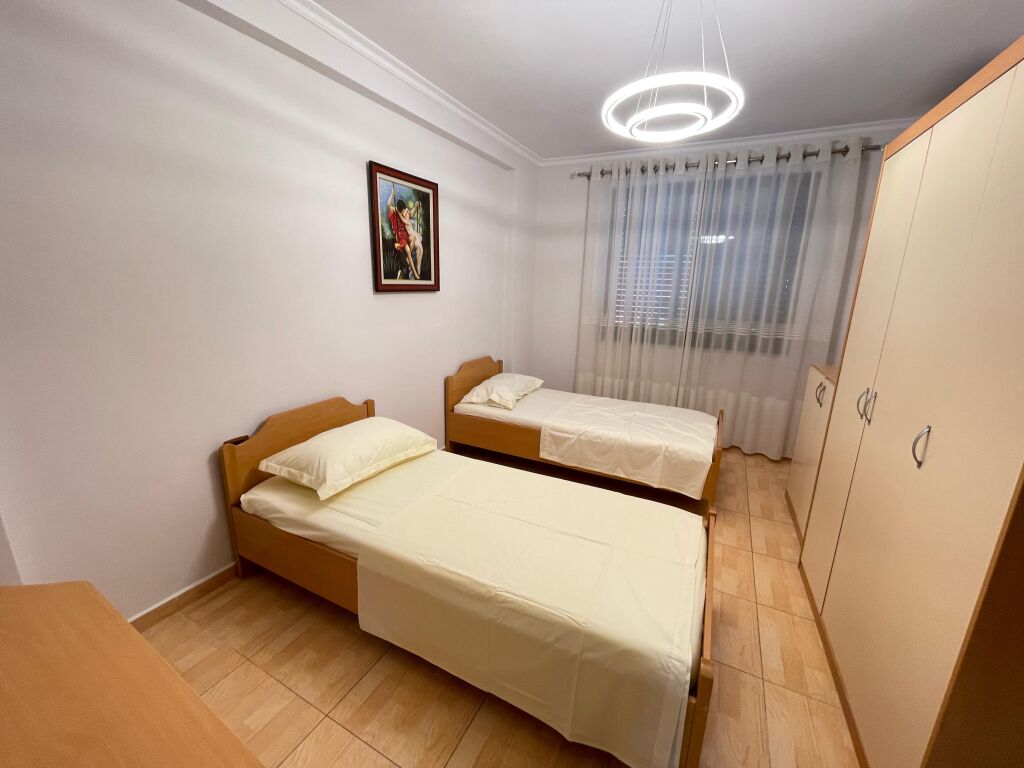 Jepet me qera apartament 2+1+2 me parking tek Joena market,21 dhjetori Kati 5 me 2 ashensore  Cmimi 700 euro ne muaj (Lirohet me 10 mars)
