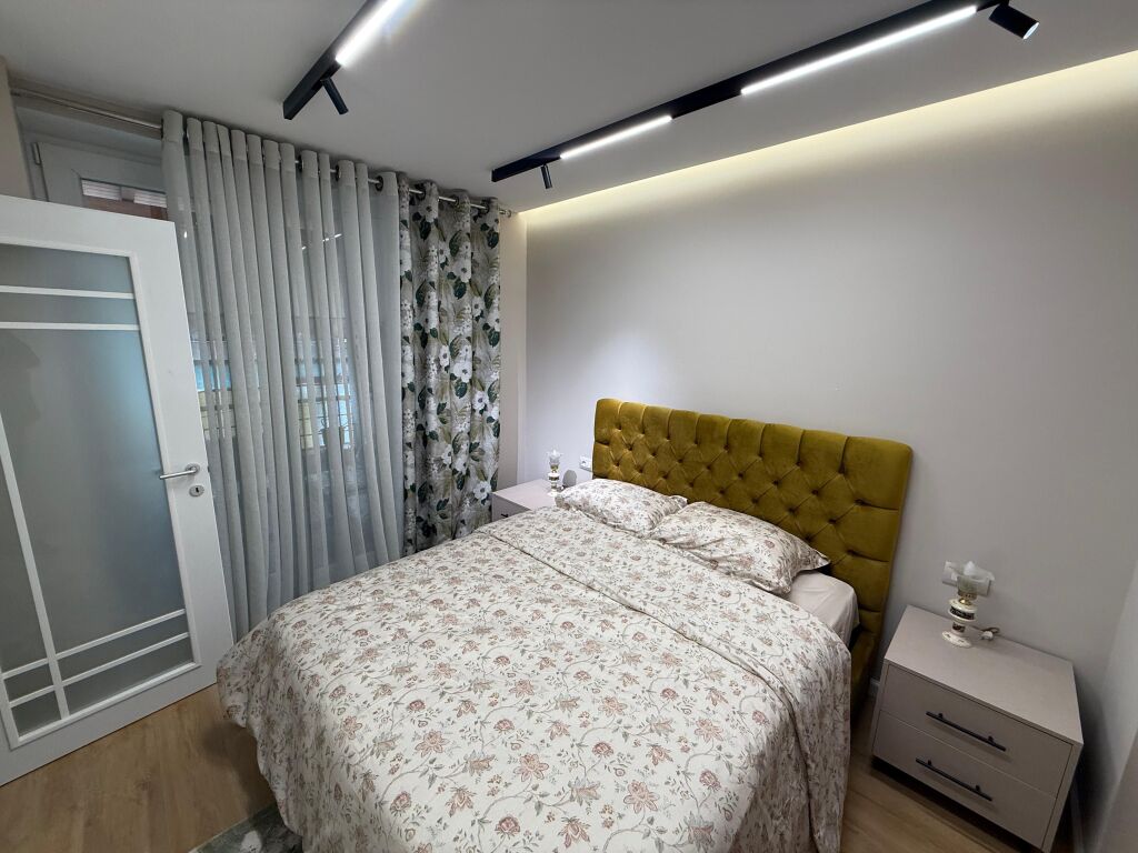 📣 QERA SUPER Apartament 1+1 me Ballkon 📍 Kopeshti Zoologjik, Tirane ✨   🏢 Ndertim i Ri  🪜 Kati 1 (Me Ashensor)  🛋️ Arreduar Me Arkitekt  ✅ I Pa Banuar Me Pare   💶 Cmimi 900 Euro