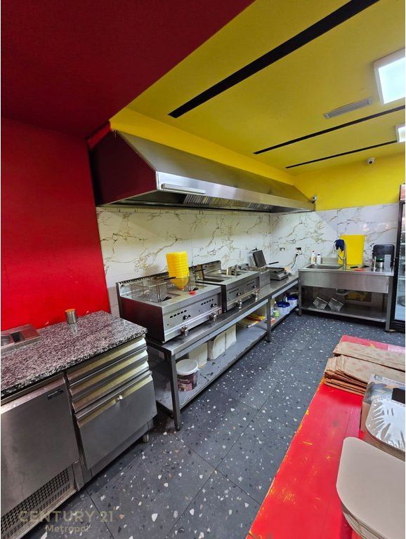 Vendita Attività Fast Food sulla Strada Principale, Vicino al Merlo 19.000 €