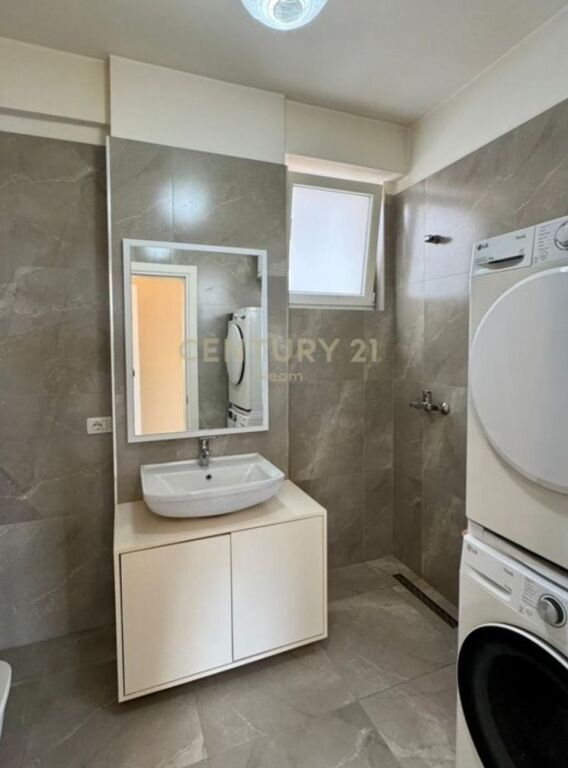 Shitet apartament modern 2+1+2