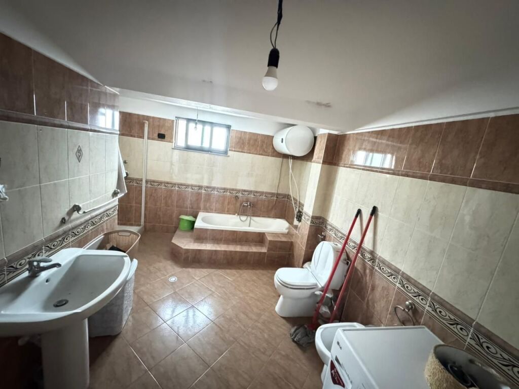 Appartamento a Shkozet con cortile e veranda