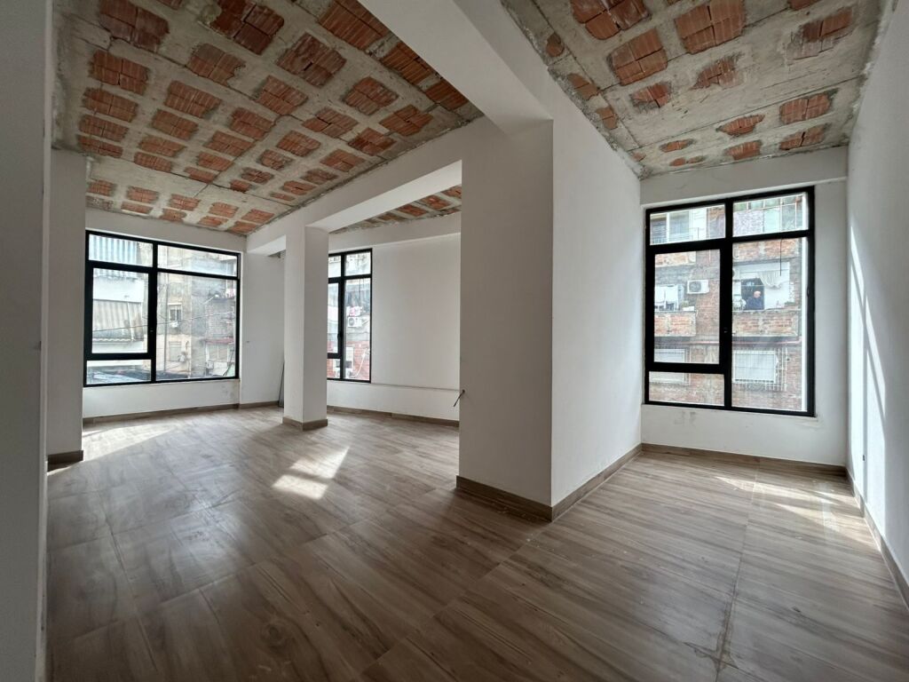 🏢 JEPET AMBIENT BIZNESI ME QIRA  RRUGA MINE PEZA