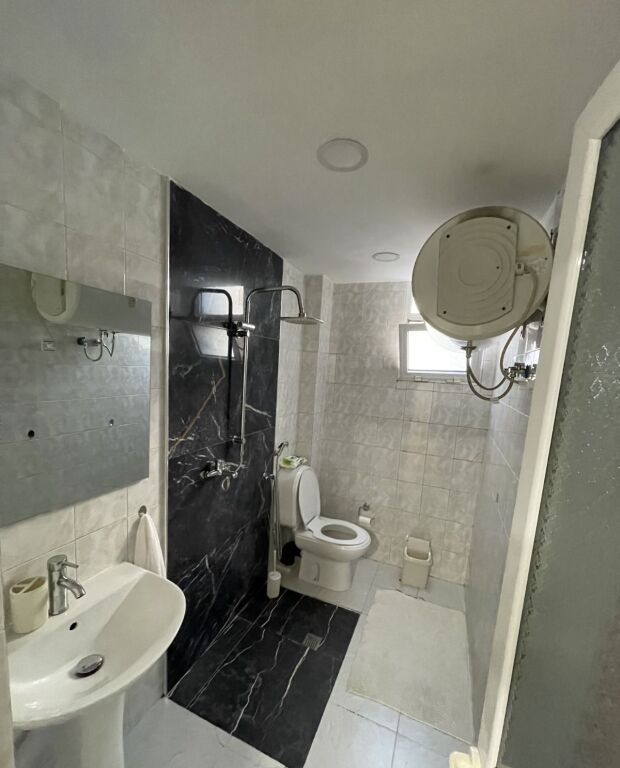 Jepet me qera Apartamenti 2+1, rruga Bardhok Biba prane Qendres ( sheshi Skenderbe) 750 mije leke