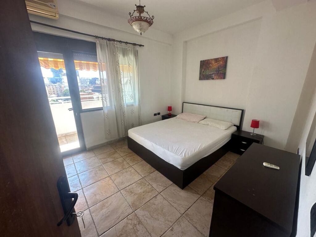 Via Mine Peza, vicino alla Procura di Tirana, si affitta appartamento, 3+1+2, arredato. 70.000 Lek  