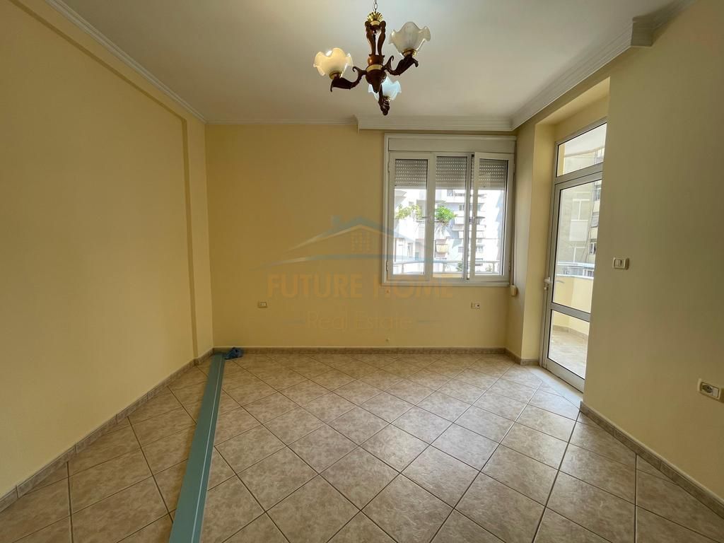 Shitet Apartament 2+1+2, Komuna e Parisit