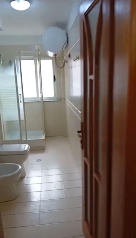 Jepet me qera Apartamenti 2+1 , Xhamlliku prane Rosman Lala ( rruga Qemal Stafa) 600 mije leke