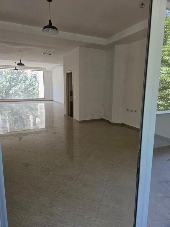 AMBIENTE COMMERCIALE IN VENDITA VICINO A DELIJORGJI