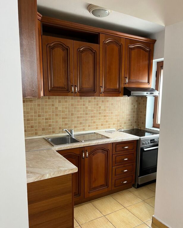 Jepet me qera Apartamenti 1+1 , Oxhaku prane Shkolles se Bashkuar 400 mije leke