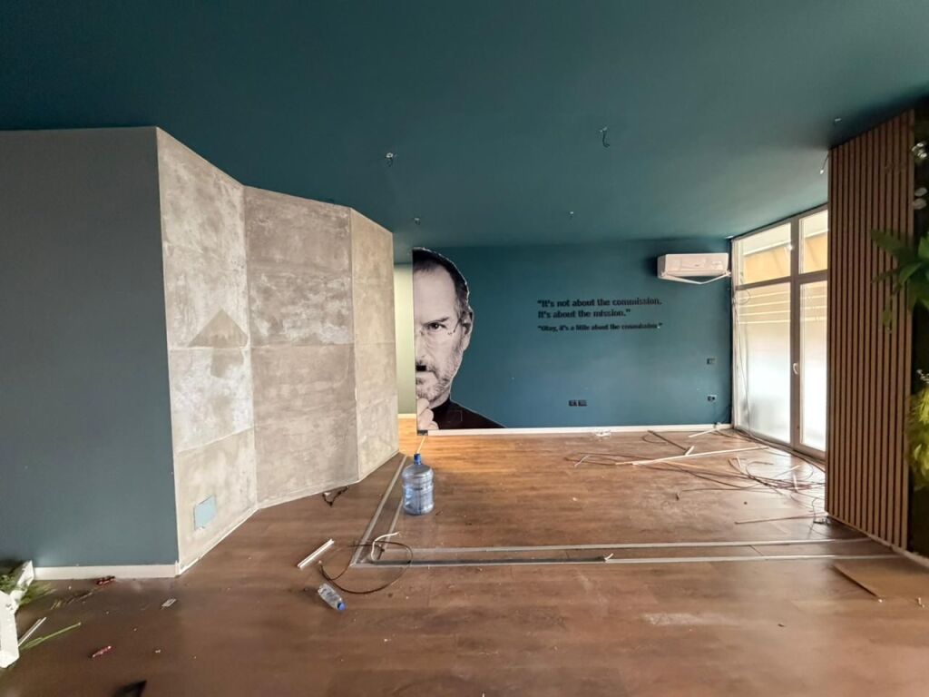 Ambient zyrash per qira tek Kika 2 tek Komuna e Parisit.