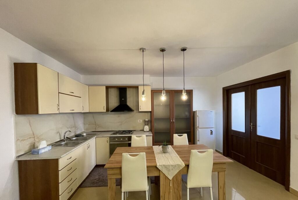 Jepet me qera Apartamenti 2+1, rruga Bardhok Biba prane Qendres ( sheshi Skenderbej) 750 mije leke