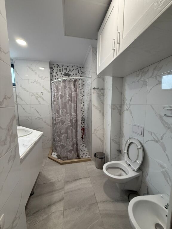 Esclusivo, 21 Dhjetori, Vecchio Parco! Offriamo in affitto un appartamento 2+1+2 presso "Rezidenca Alba"!