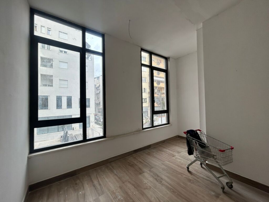 🏢 JEPET AMBIENT BIZNESI ME QIRA  RRUGA MINE PEZA