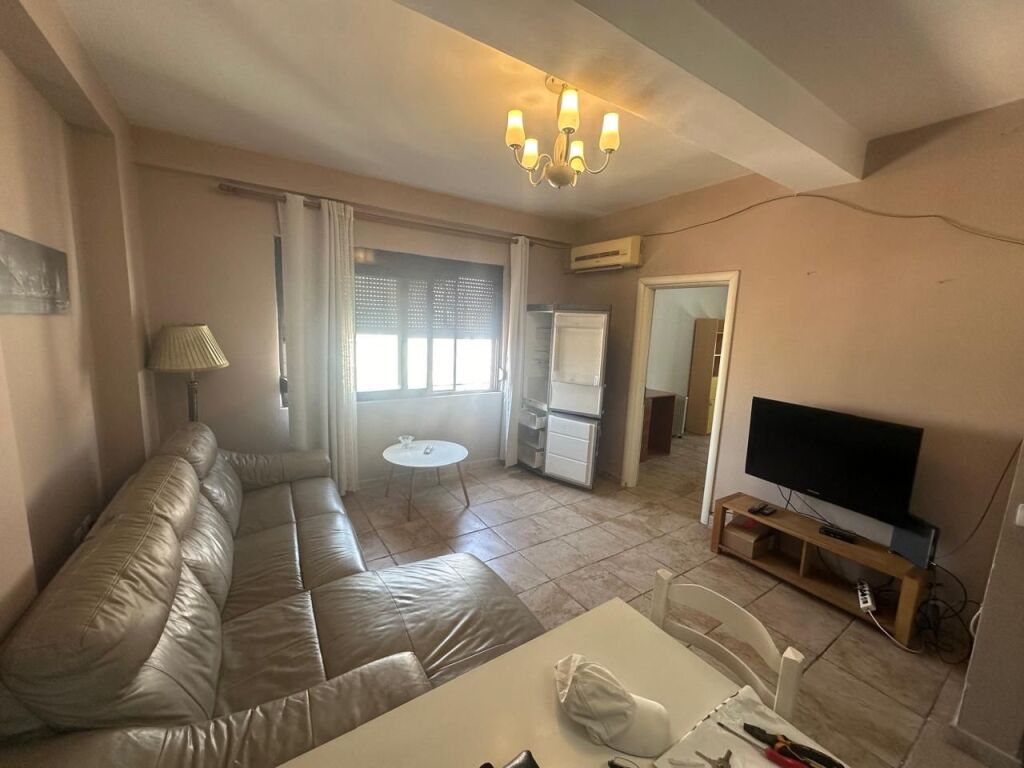 Via Mine Peza, vicino alla Procura di Tirana, si affitta appartamento, 3+1+2, arredato. 70.000 Lek  