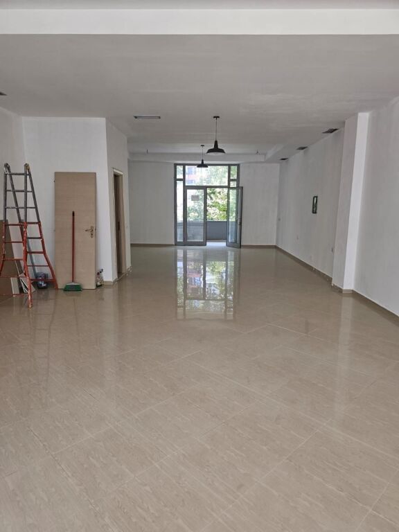 AMBIENTE COMMERCIALE IN VENDITA VICINO A DELIJORGJI