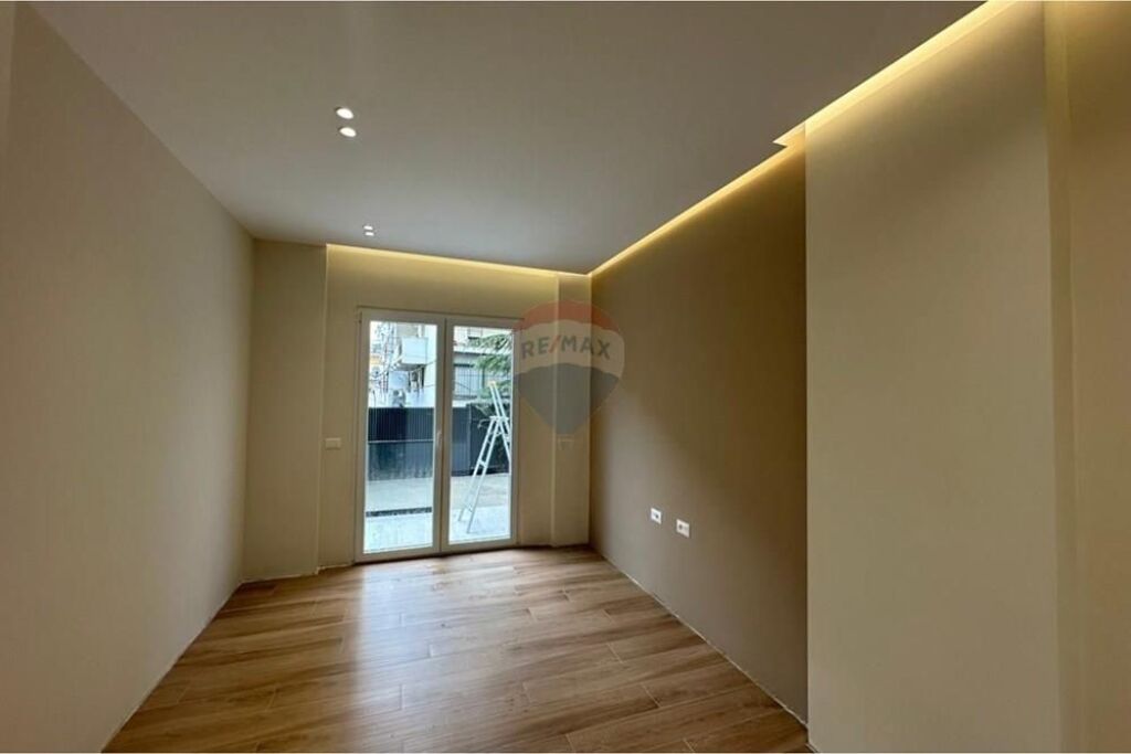 Apartament  2+1+2 + Parkim- Për Shitje - Komuna e Parisit, Tiranë