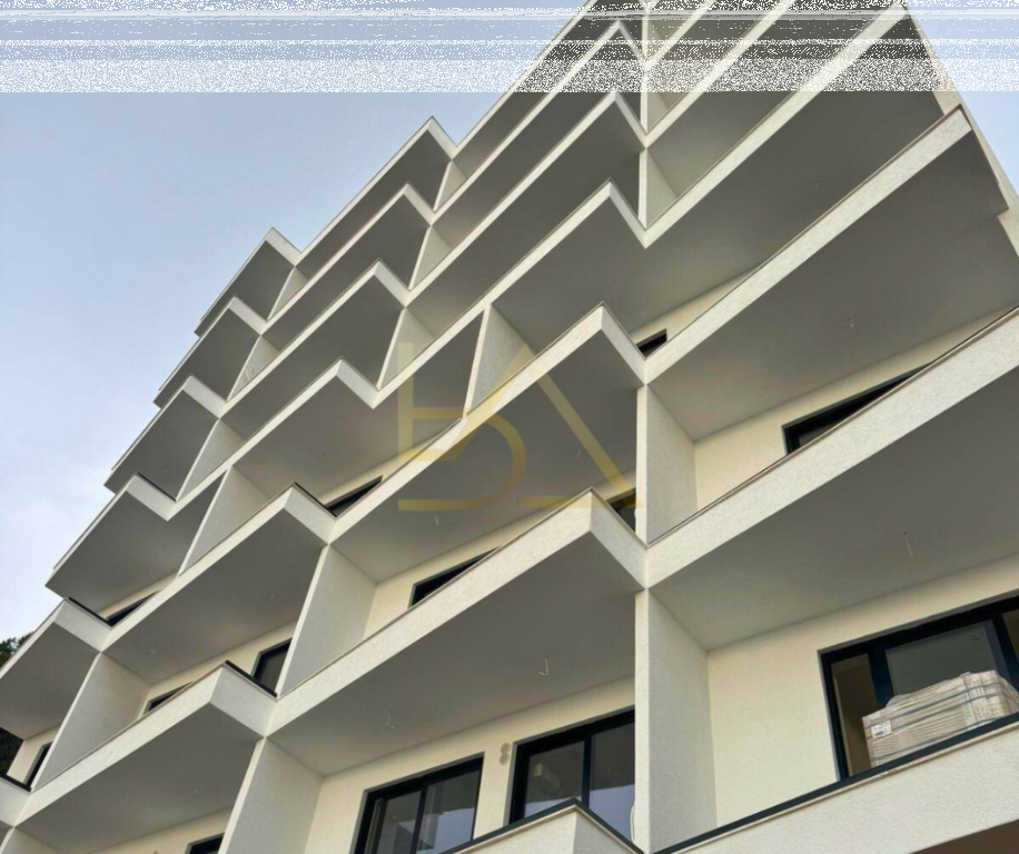 Shitet Apartament me Pishinë Private – Sarandë