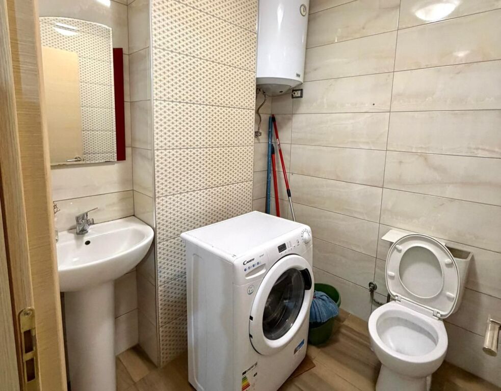 In Affitto: Appartamento 2+1+2 📍 Vicino al Kopshti Zoologjik i Tiranës (Vista sul Giardino Zoologico ✨) 💰 70.000 Lek 🏢 Piano: 2 📐 Superficie: 100m² 🅿️ Possibilità di Parcheggio