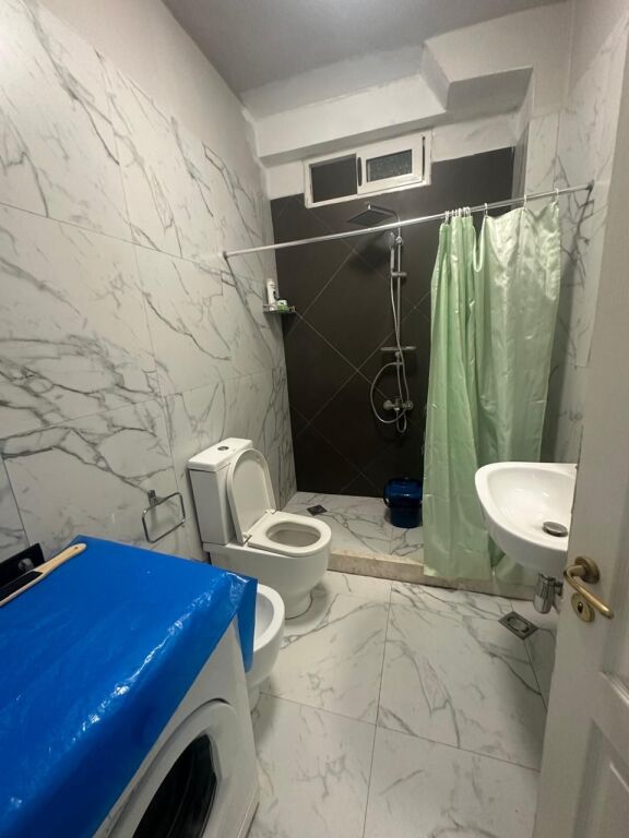 Via Mine Peza, vicino alla Procura di Tirana, si affitta appartamento, 3+1+2, arredato. 70.000 Lek  