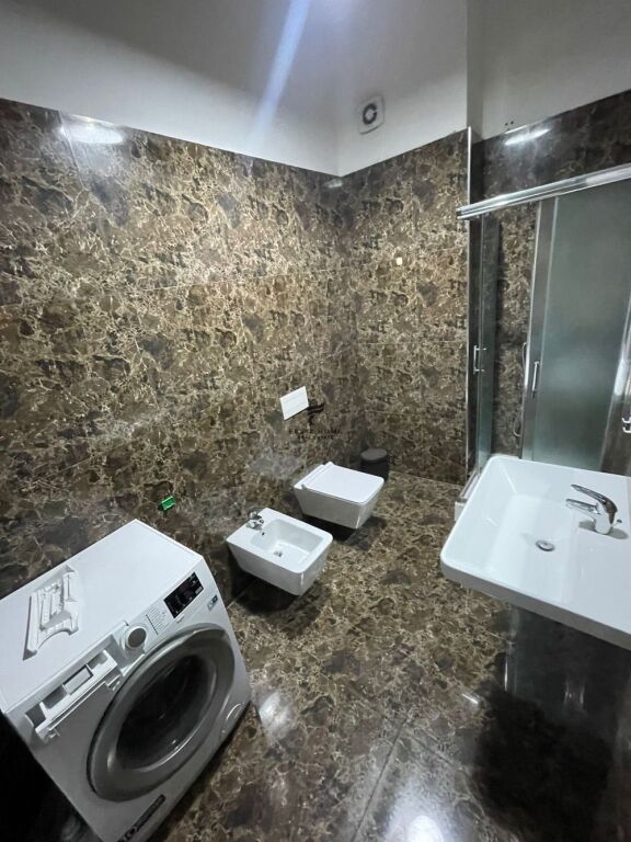 APARTAMENT ME QERA 2+1 ZOGU I ZI 900 EURO