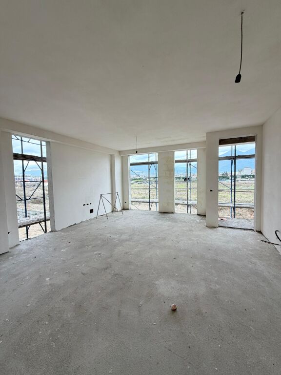 Shitet Apartament 3+1+2+Post Parkimi, tek Bulevardi i Ri