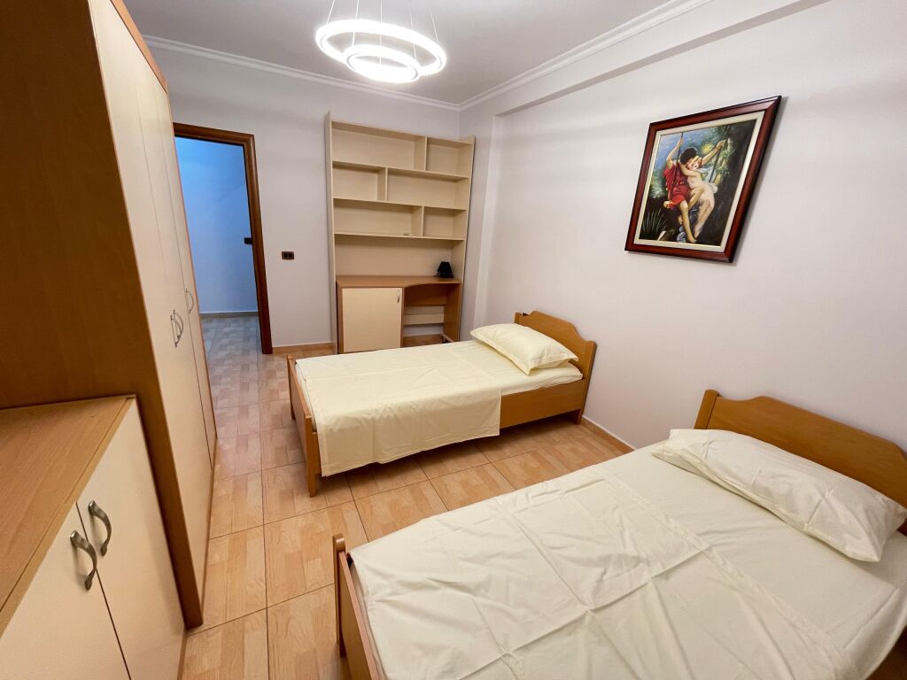 Jepet me qera apartament 2+1+2 me parking tek Joena market,21 dhjetori Kati 5 me 2 ashensore  Cmimi 700 euro ne muaj (Lirohet me 10 mars)

