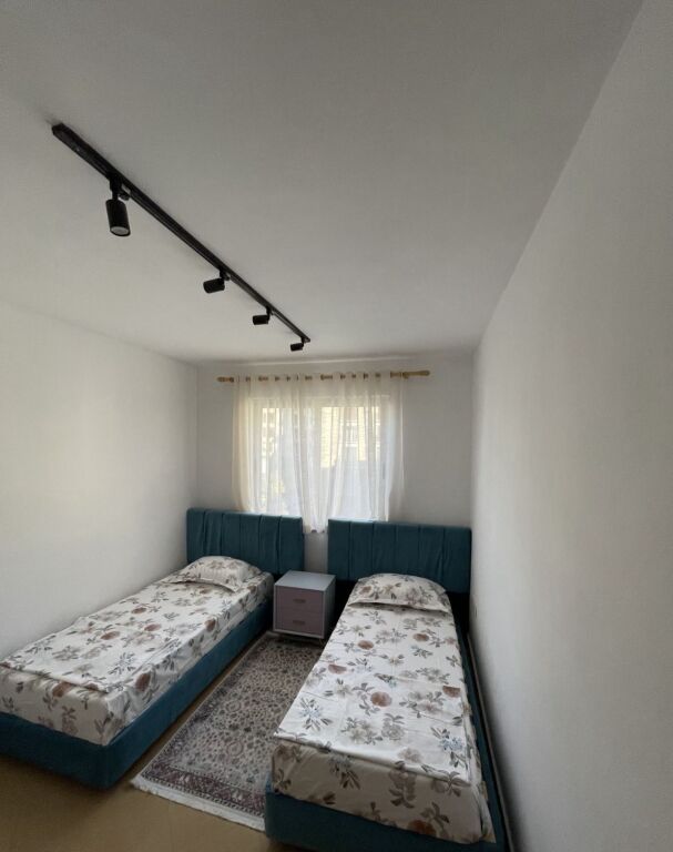 Jepet me qera Apartamenti 2+1, rruga Bardhok Biba prane Qendres ( sheshi Skenderbej) 750 mije leke