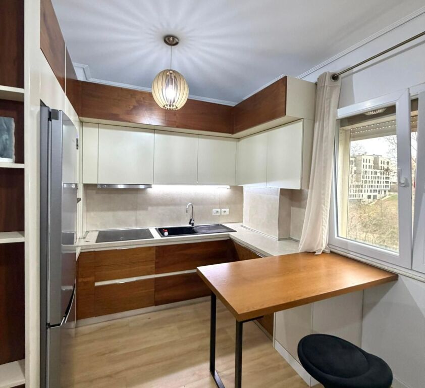 In Affitto: Appartamento 2+1+2 📍 Vicino al Kopshti Zoologjik i Tiranës (Vista sul Giardino Zoologico ✨) 💰 70.000 Lek 🏢 Piano: 2 📐 Superficie: 100m² 🅿️ Possibilità di Parcheggio