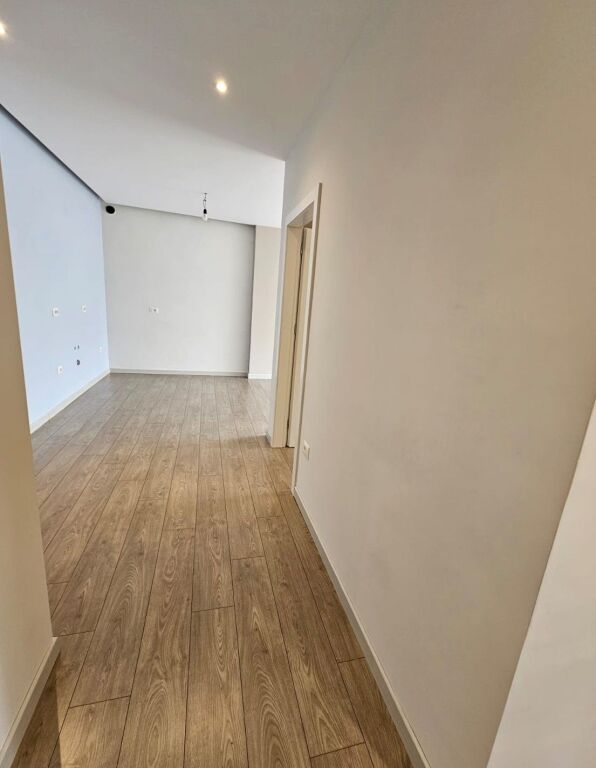 Apartament i ndarë në 2 njësi banimi ne Rrugen Muhamet Gjollesha