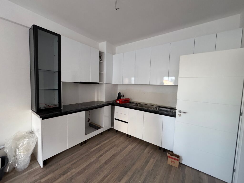 🏢 Jepet me qera apartament 1+1 – 📍Astir, pranë Vilës L2 🏗️ Pallat i sapopërfunduar 🏢 Kati: 7 🏠 Tipologjia: 1+1  💰 Çmimi: 50.000 lekë/muaj