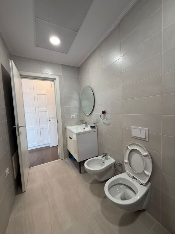 Esclusivo, 21 Dhjetori, Vecchio Parco! Offriamo in affitto un appartamento 2+1+2 presso "Rezidenca Alba"!