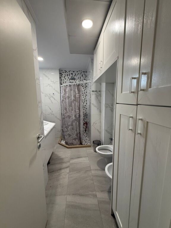 Esclusivo, 21 Dhjetori, Vecchio Parco! Offriamo in affitto un appartamento 2+1+2 presso "Rezidenca Alba"!