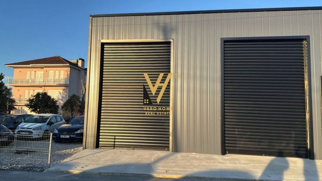 MAGAZZINO 63 M2 IN AFFITTO A RINAS 90.000 LEKE