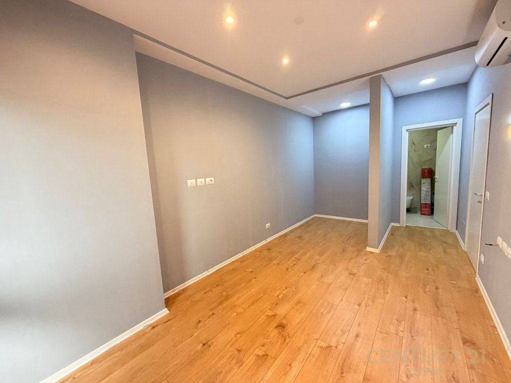 JEPET ME QIRA 2+1 TEK RRUGA E KAVAJES