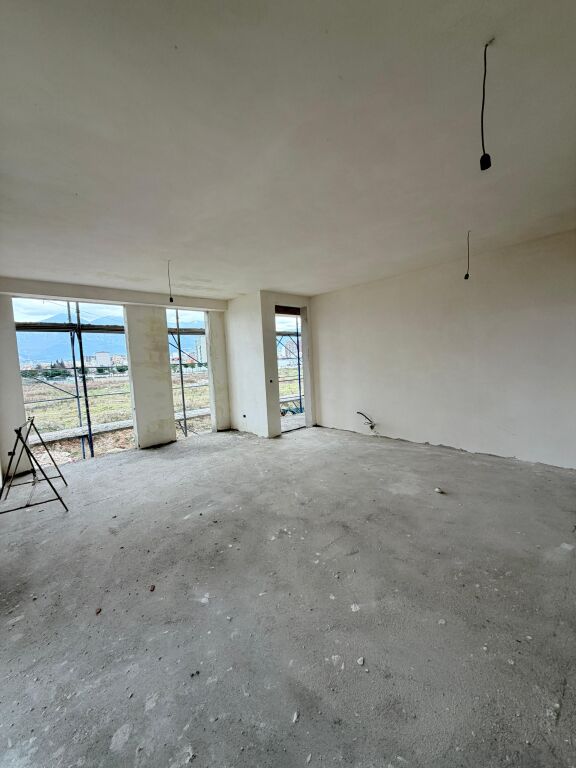 Shitet Apartament 3+1+2+Post Parkimi, tek Bulevardi i Ri