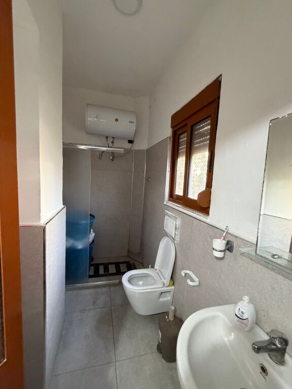 Shitet apartament me super okazion në zonën e Golemi për vetëm 1000€/m².