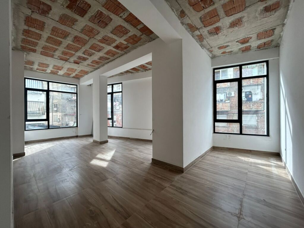 🏢 JEPET AMBIENT BIZNESI ME QIRA  RRUGA MINE PEZA