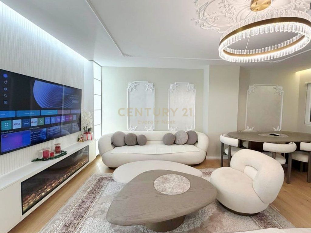 Shitet Apartament Luksoz 2+1+2 me 2 Poste Parkimi ne qender 475,000 €