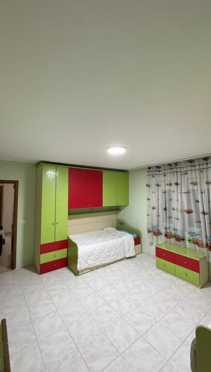 Presso la Moschea di Tabakeve, Via Shyqyri Ishmi, si affitta appartamento arredato 3+1, 800 Euro   