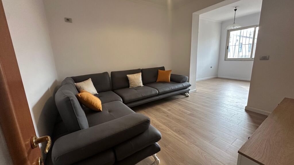 Jepet me qera apartament 2+1 tek Sheshi Willson.
